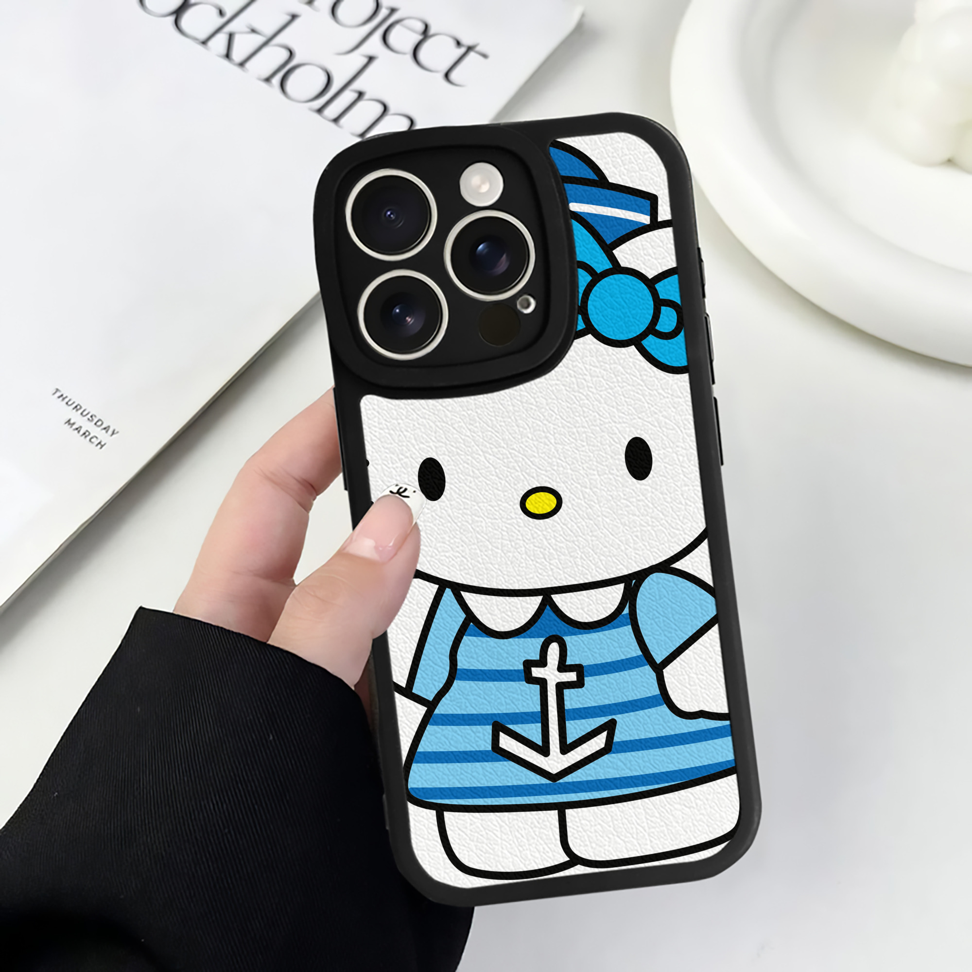 （画像用） Hello Kitty ハローキティ 【iPhone 16シリーズ対応】シリコンスマホケース（レザー調） 材質：シリコン